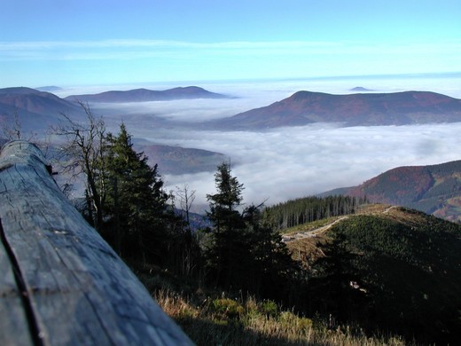 Mlha v údolí pod Lysou horou